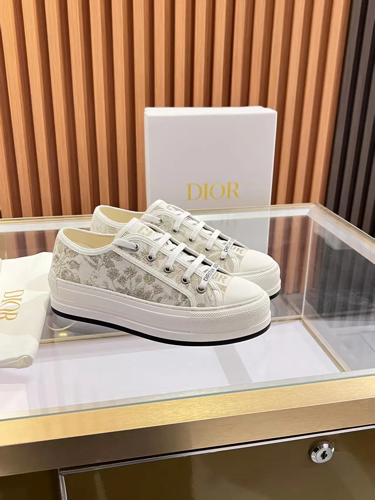 👟👟Ex-factory price 520👟👟 Walk‘n’Dior embroidered mid-top casual shoes are new in 2025. On the fashion stage, Dior embroidered shoes are the well-deserved protagonist. Delicate stitching is used on the upper, every stitch is devoted to the craftsman's efforts, and every thread is woven with artistic poetry. From complex floral patterns to smart geometric textures, embroidery is like the magic that gives shoes life, allowing them to show dynamic beauty even in static conditions.   Wearing Dior embroidered shoes feels like stepping into a dream world full of art. It is not only a pair of shoes, but also a walking piece of art that perfectly integrates fashion and culture. Whether you are strolling on the bustling city streets or attending important social occasions, Dior embroidered shoes can add unique charm to your style and become the focus of everyone's attention.   Choosing Dior embroidered shoes means choosing a persistent pursuit of quality and a unique understanding of fashion. Let it accompany you through every wonderful moment and leave your own fashion mark.  Material: Sheepskin lining, feet, silk cowhide, size 35-41, heel height 5cm